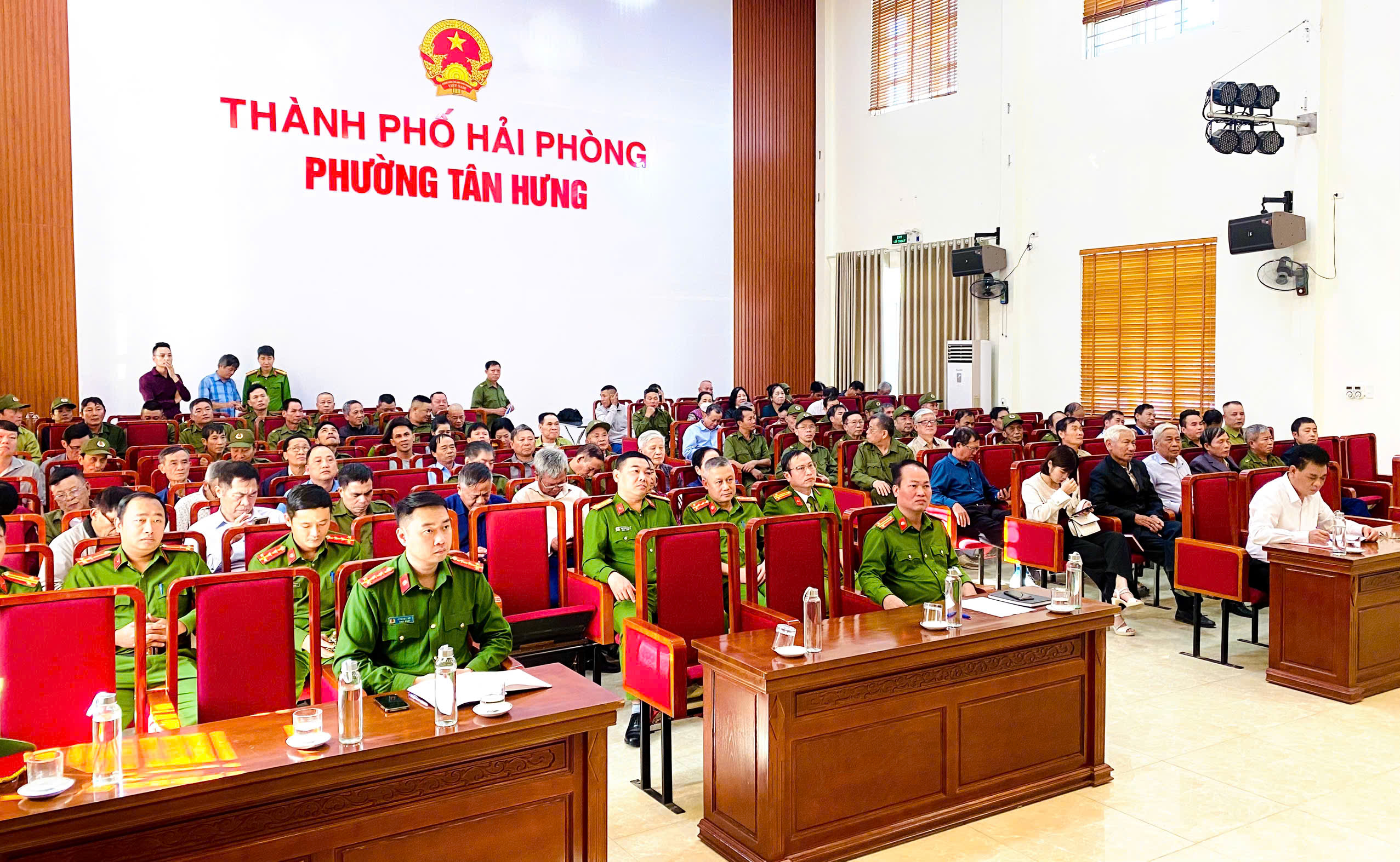 Công an phường Tân Hưng lắng nghe ý kiến về lực lượng Cảnh sát khu vực